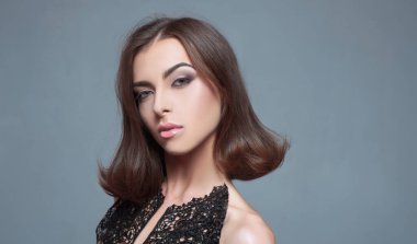 Kopya alanı. Mükemmel bir tenli çekici bir kız. Saç modeli stili. Moda, güzellik, kozmetik. Makyaj, pürüzsüz cilt Reklam dergisi