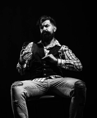 Alkol konsepti. Depresyondaki üzgün adam kameraya bakıyor. Umutsuzluk içindeki alkolik. Barmen ve cam viski. Stresi azaltır