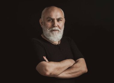 Sağlıklı, mutlu, yaşlı, beyaz, yaşlı bir adamın portresi siyah üzerine izole bir şekilde kolları çaprazlanmış. Altın Çağ büyükbabası, sağlık hizmetleri neşeli yaşam tarzı, özgürlük rahatlama emeklilik konsepti
