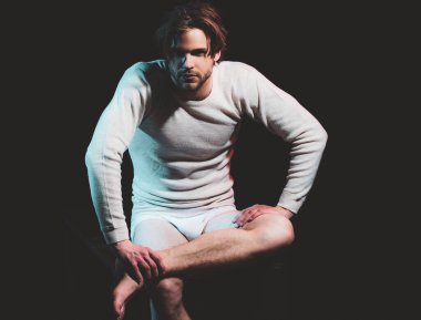 Yakışıklı, seksi bir adam. Moda tarzındaki adamın portresi. İç çamaşırlı çocuk, stüdyo fotoğrafı.
