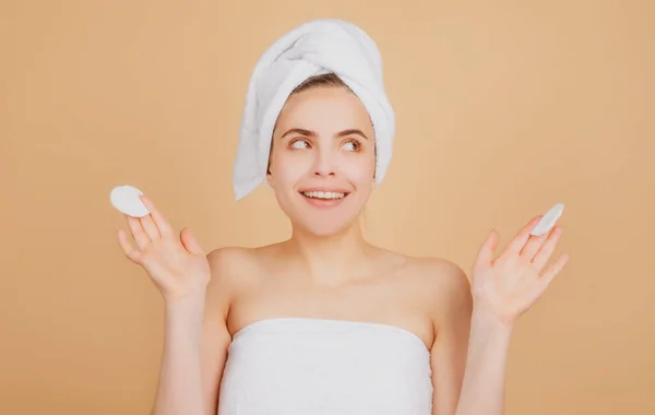 Portrait Surprised Woman Bath Beauty Face Cheerful Attractive Girl Towel — Stock Photo, Image