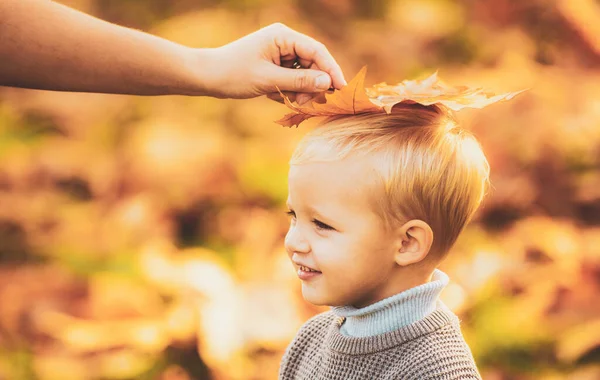 Autunno Bambino Divertirsi Giocare Con Foglie Oro Cadute — Foto Stock