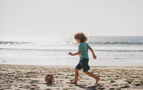 Mały Chłopiec Gra Piłkę Nożną Wybrzeżu Morza Lato Dzieci Sportowe — Zdjęcie stockowe