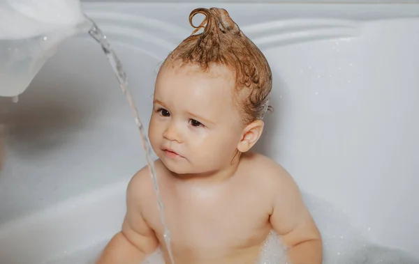 Mycie Uroczego Dziecka Łazience Dzieciak Piankami Włosach Biorący Kąpiel Portret — Zdjęcie stockowe