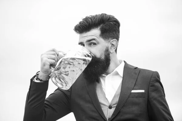 Чоловік Класичному Костюмі Пиво Бородатий Хлопець Класичному Вбранні Виглядає Щасливим — стокове фото