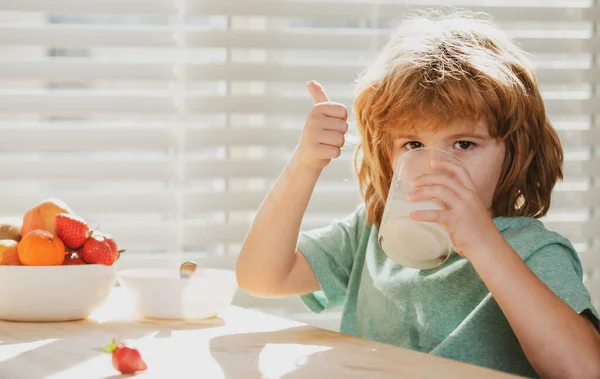 一个可爱的小男孩用玻璃杯里的维生素钙喝着美味的有机牛奶 幼儿享受美味的无营养乳糖酸奶 保健概念 — 图库照片