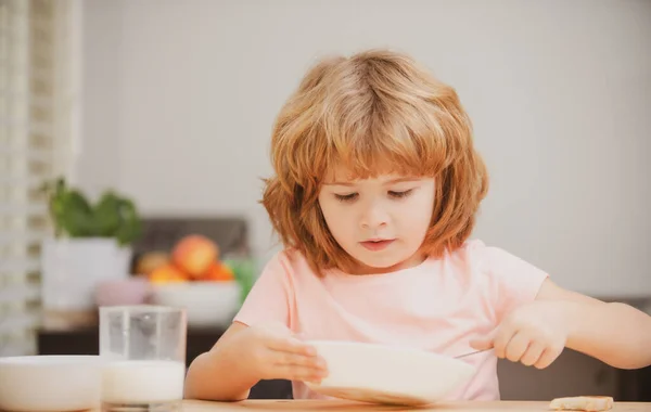 Grappig Kind Met Een Bord Soep Eten Van Kinderen — Stockfoto