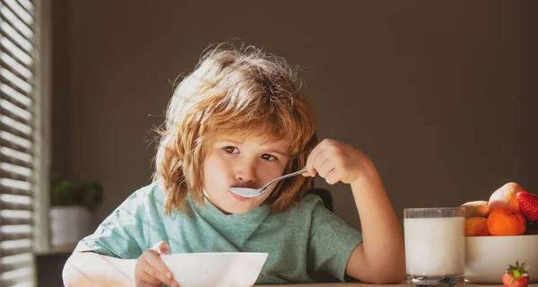 Retrato Niño Lindo Comiendo Sopa Desayunando Almorzando Junto Mesa Casa — Foto de Stock