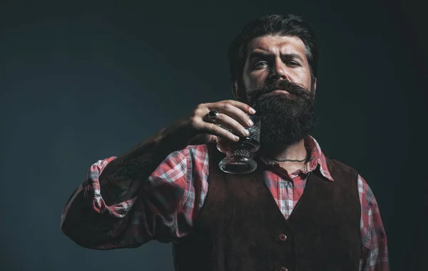 Alkol Konsepti Yakışıklı Sakallı Adamı Pahalı Bir Viski Içiyor Geleneksel — Stok fotoğraf