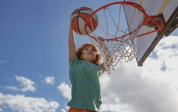 Actieve Kinderen Genieten Van Outdoor Spel Met Basketbal Buiten Speelplaats — Stockfoto