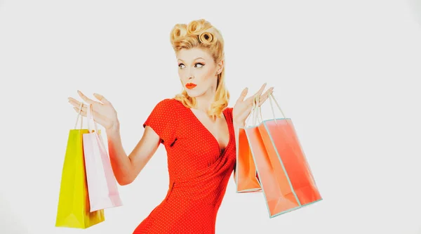 ショップバッグ付きのショッピングピンアップ女性 大規模な販売コンセプト 可愛い女性のショパオリック — ストック写真