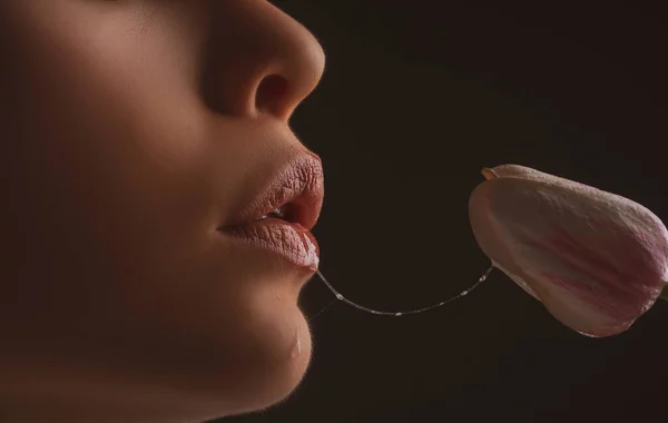 Sexy Woman Mouth Flowers Oral Sex Orgasm Blowjob Licking Flower — Fotografia de Stock
