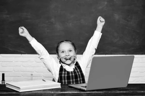 Kleine Leerling Leerling Met Laptop Leerling Werkt Laptop Computer Blackboard — Stockfoto