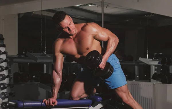 Sportovec Bez Trička Tělocvičně Bodybuilder Trénink Biceps Trice Činkami Cvičení — Stock fotografie