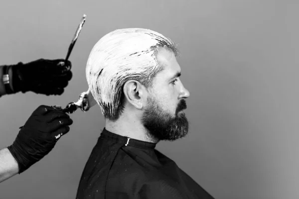 Sakallı Adam Saç Rengi Kuaför Salonunda Erkek Saç Boyama Işlemi — Stok fotoğraf
