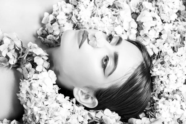 Natuurschoon Een Vrouw Die Bloemen Ligt Blossom Make Cosmetica Huidverzorging — Stockfoto