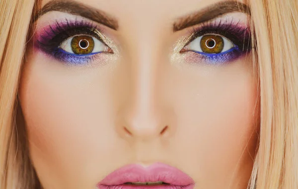 Närbild Makeup Skönhetsansikte Lyxig Make Kosmetiska Produkter Rökiga Ögon — Stockfoto