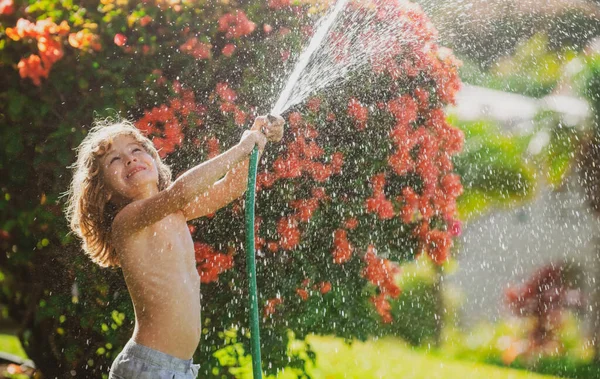 Szczęśliwy Chłopczyk Bawiący Się Ogrodzie Dziecko Trzymać Podlewanie Węża Ogrodowego — Zdjęcie stockowe