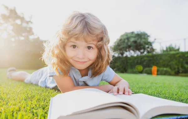 Çocuk Kitap Okuyor Çocuk Okulu Açık Hava Eğitimi Doğa Park — Stok fotoğraf