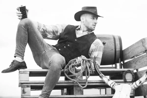 Cowboy Auf Der Ranch Schöner Mann Mit Cowboyhut Und Retro — Stockfoto