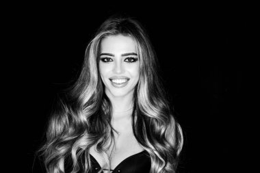 Diş konsepti - beyaz dişler, gülümseyen kadın. Beyaz dişler. Dişçi ya da Dent ve gülen yüzlü kadın stomatolojisi konsepti. Güzel, neşeli ve eğlenceli bir kadın.