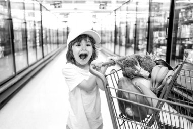 Süpermarkette poşeti olan küçük bir çocuk. Süpermarketten çocuk alışverişi. Süpermarket, Çocukla Alışveriş