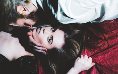 Aşık seksi bir çift için şehvetli bir ön sevişme. Yatakta öpüşen romantik bir çift. Samimi ilişki ve cinsel ilişki. Şehvetli bir dokunuş. Yatakta kucaklaşan güzel genç bir çift
