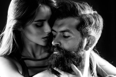 Sevecen bir çift birbirlerini seviyorlar. Baştan çıkarma konsepti. Birbirine aşık çiftler için sarıl ve öp. Mutlu aşıklar için mahrem anlar. Birbirine aşık çift
