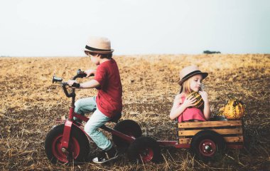 Çocuklar dışarıda oynar. Anın tadını çıkar. Mutlu anlar. Uzayı kopyala Çocuk bakımı. Kırsalda yürü. Çocukların yaz neşesi vardır. Çekici bir oğlan ve kız. Mutluyum. Komik küçük kız ve oğlan