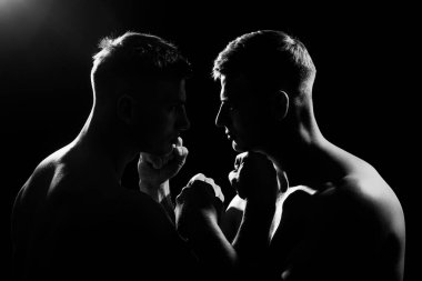 Saldırgan adam. Yüzleşme. İki vahşi adam birbirini seyrediyor. Siyahların arasında.