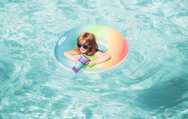 Yaz tatili eğlencesi. Yüzme havuzunda tatlı bir çocuk.