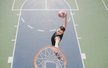 Kafkas basketbol takımının oyuncusu iş başında, hareket halinde. Spor, hareket, enerji ve dinamik, sağlıklı yaşam tarzı kavramı. Çalışıyorum, çalışıyorum.