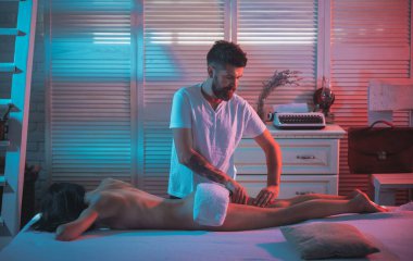 spa salonu. erotik oyunlar ve masaj rahatlayın. Genç aşıklar. Yatakta seksi bir çift. aşık seksi çift. hakim ilişki. Aile. Aşk ve romantizm. Seks oyunları. Her şeyi birlikte yapmak.