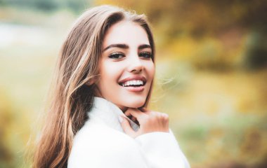Mutlu sonbaharlar. Dışarıda güzel bir sonbahar kadınının yakın plan portresi.
