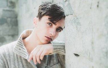 Moda genç adam. Kendine güveni olan yakışıklı bir adam. Biçim ve eğilim