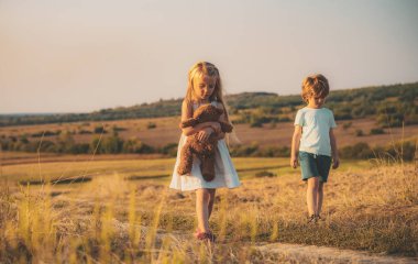 Güle güle. Küçük çocuk küçük kızla vedalaş. Elveda konsepti. Gerçekçi duygular. Küçük bir oğlan ve bir kıza elveda.