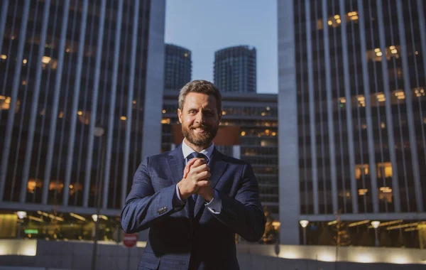 Feliz Hombre Negocios Sonriente Traje Cerca Oficina Empleador Exitoso Para —  Fotos de Stock