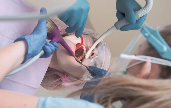 Крупный План Портрета Пациентки Стоматолога Клинике Молодая Блондинка Открывает Рот — стоковое фото