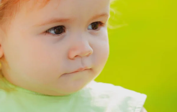 Retrato Niños Primer Plano Cabeza Del Bebé Lindo Niño — Foto de Stock