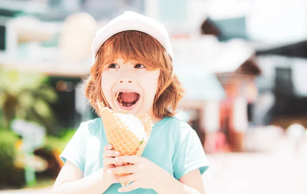 Miúdo Bonito Comendo Lambendo Grande Sorvete Waffles Cone Feliz Rindo — Fotografia de Stock