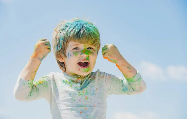 Festival Infantil Holi Cara Pintada Miúdo Engraçado Menino Brinca Com — Fotografia de Stock