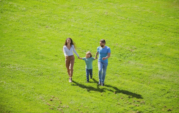 Glückliche Familie Beim Sommerspaziergang Vater Mutter Und Kind Spazieren Park — Stockfoto