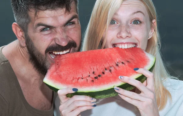 Lyckliga Sorglös Paret Äter Vattenmelon Vitaminer Och Friska Koncept Njuter — Stockfoto