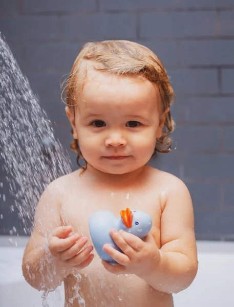 Dziecko Pod Prysznicem Zabawne Szczęśliwe Dziecko Kąpie Się Wannie Wodą — Zdjęcie stockowe