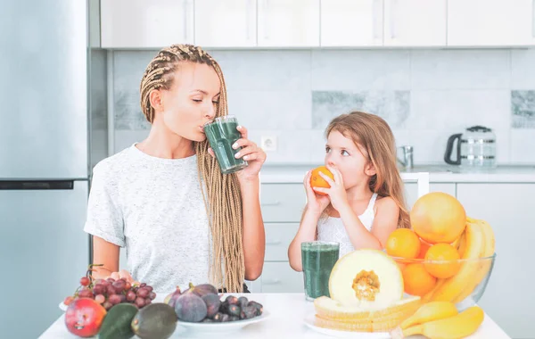 Mãe Filha Bebendo Matcha Vidro Casa Suplementos Alimentares Espirulina Mãe — Fotografia de Stock