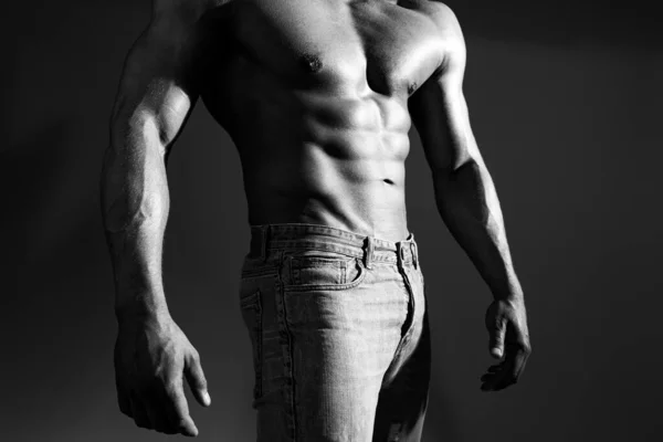 筋肉質の男の裸の胴 ストリッピング中に胸を示す筋肉の男 男の胴 ハンサムな男がポーズ スポーティーな健康的な強い筋肉の男のファッション肖像画 セクシーな胴体だ 白人男性モデル — ストック写真