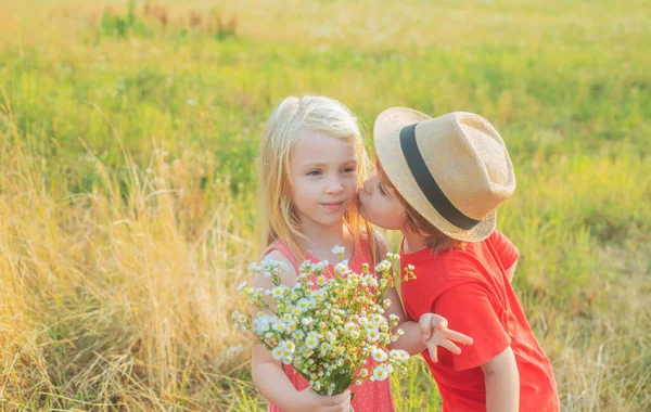Děti Hrají Podzimním Parku Láska Dítě Hraje Šťastné Dětství Zamilovaní — Stock fotografie