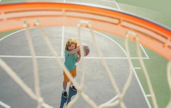 Kąt Widzenia Góry Latającej Piłki Kosza Dziecka Grać Koszykówkę — Zdjęcie stockowe