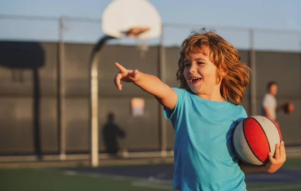 Dzieciak Gra Koszykówkę Piłką Dziecko Pokazujące Gest — Zdjęcie stockowe