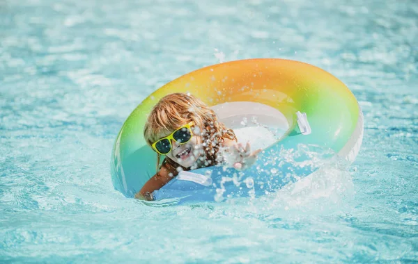 Dětský Bazén Chlapec Aquaparku Letní Víkend Letní Dovolená — Stock fotografie